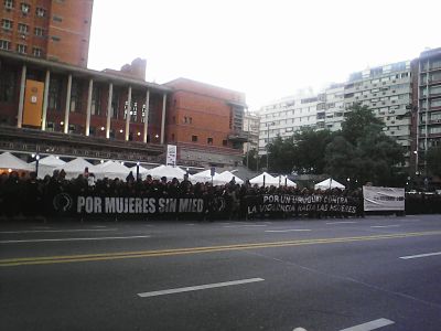 Mujeres contra la violencia marchan en Montevideo